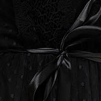 Rochie din tul neagra in clos cu elastic in talie si aplicatii de dantela tricotata