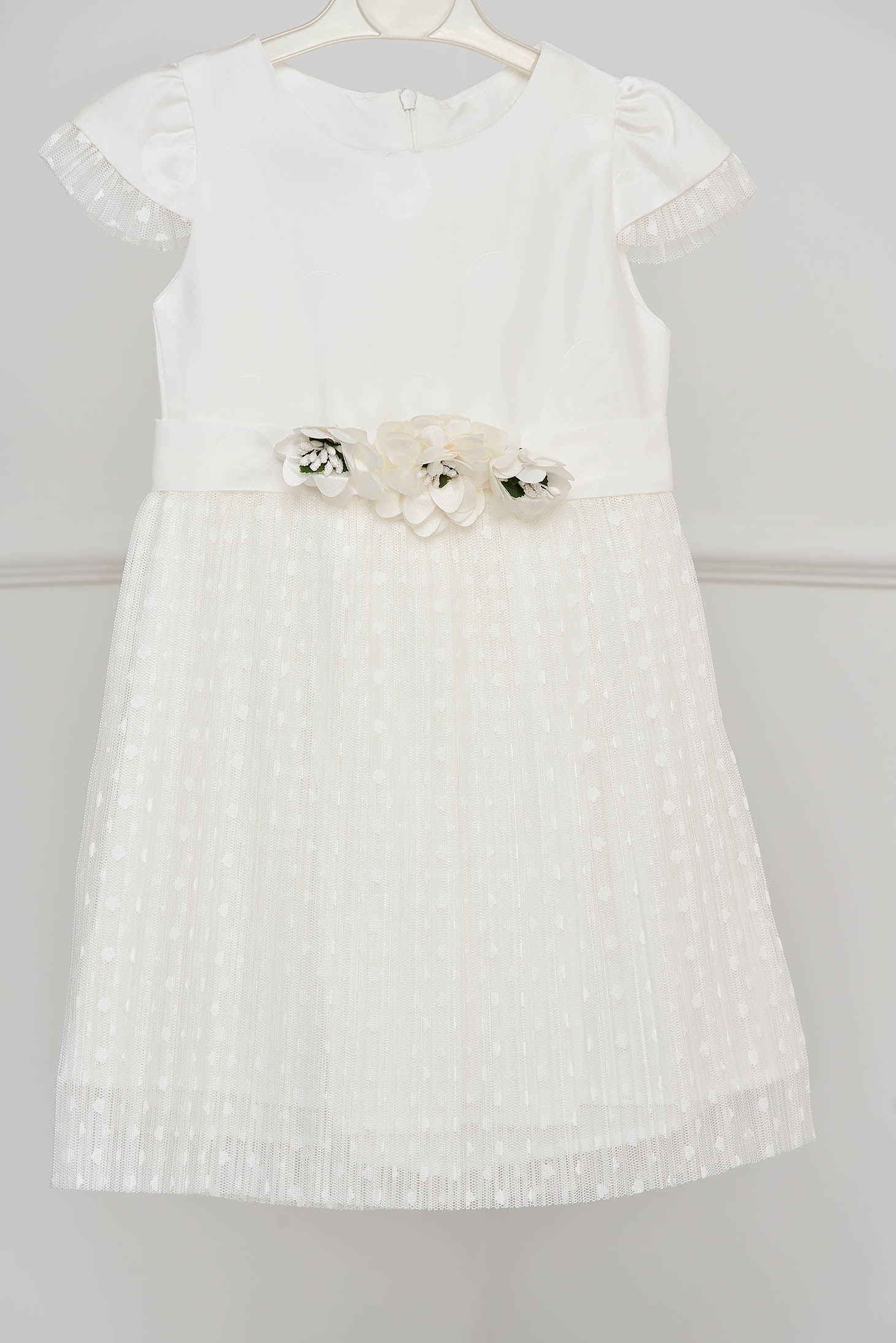 Fehér ruha alkalmi harang csipkés anyagból rakott, pliszírozott bross kiegészítővel