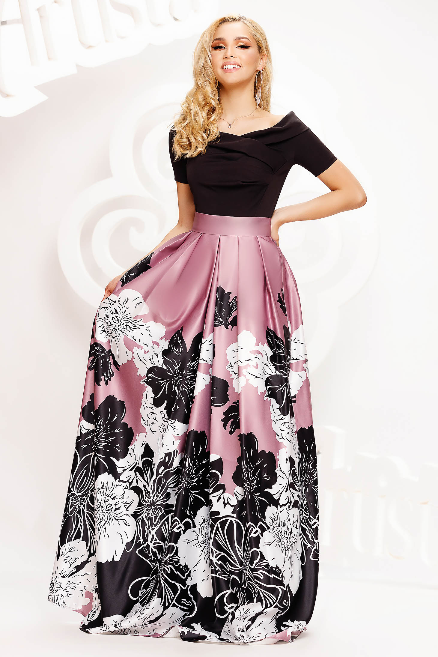 Dress long cloche on the shoulders from satin short sleeves