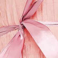 Világos rózsaszínű ruha harang alakú gumirozott derékrésszel rövid övvel ellátva tüllből