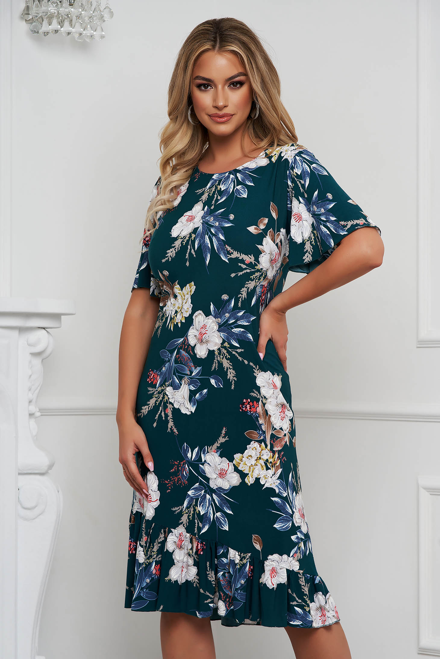 Dress straight from elastic fabric with ruffle details with floral print