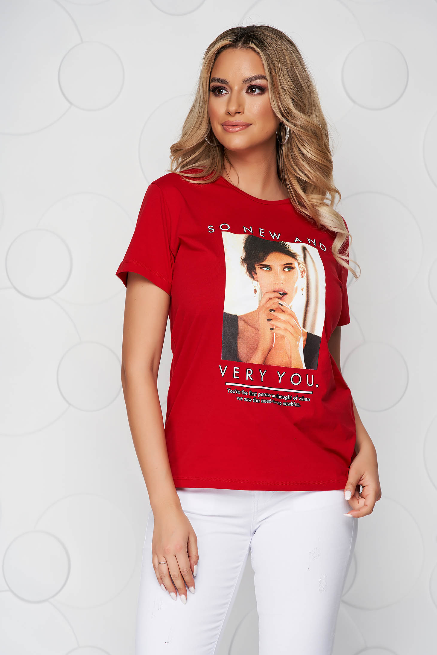Red t-shirt cotton loose fit with rounded cleavage