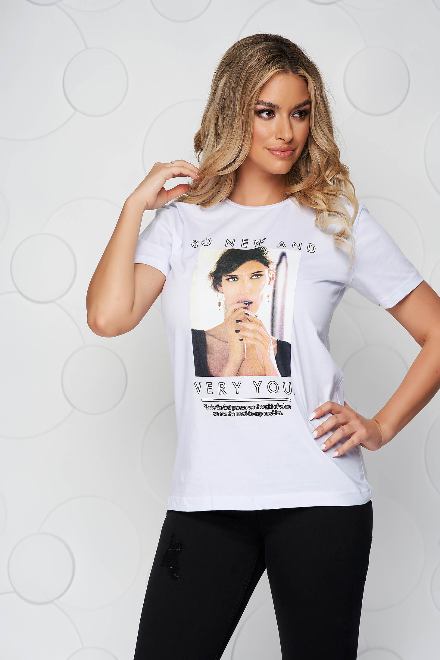 White t-shirt cotton loose fit with rounded cleavage with graphic details