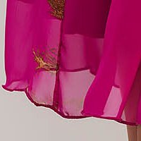 Rövid harang alakú ruha, gumirozott derékrésszel, muszlinból a dekoltázs vonalánál fodrokkal, illetve fodros ujjakkal