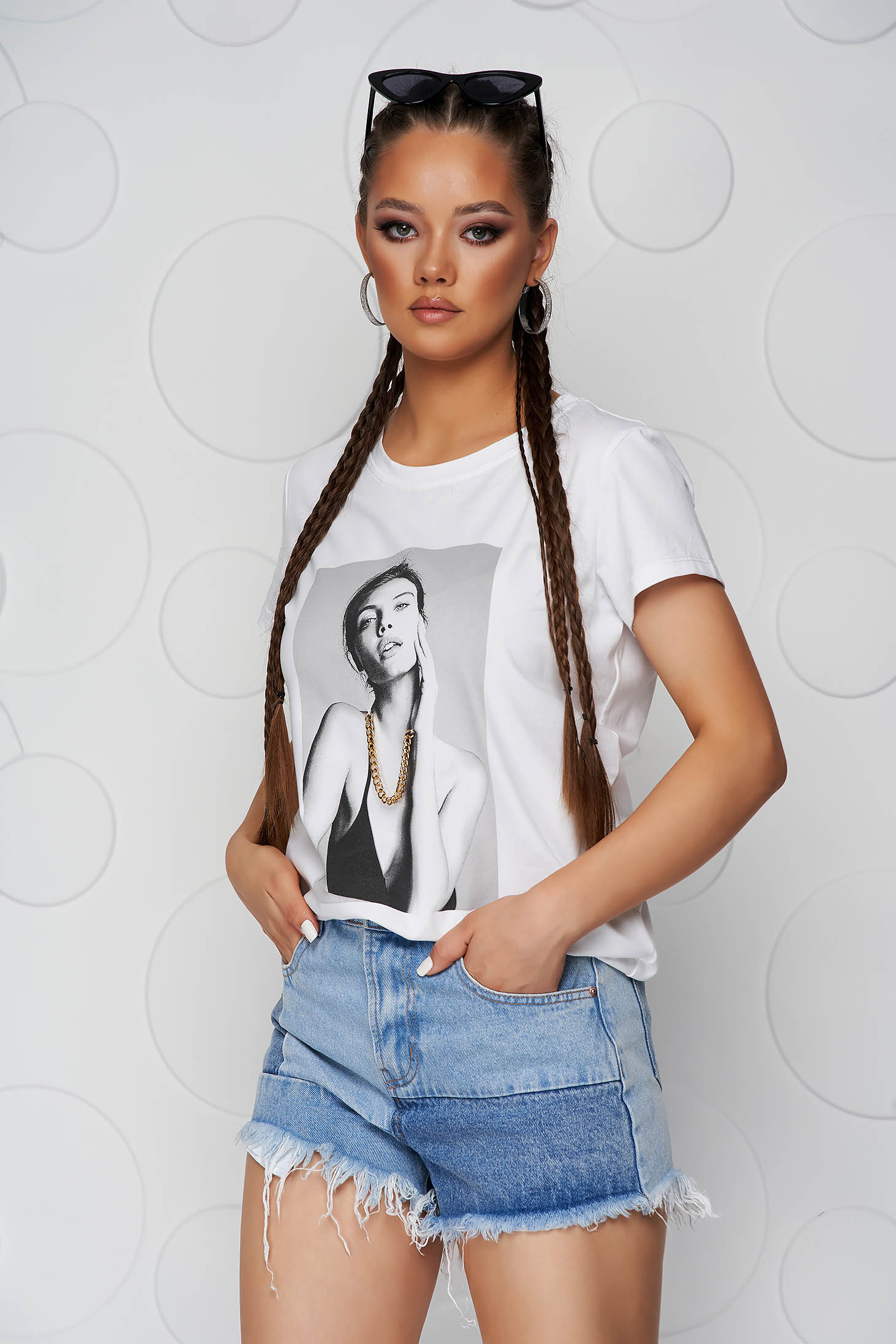 White t-shirt cotton loose fit with rounded cleavage with graphic details