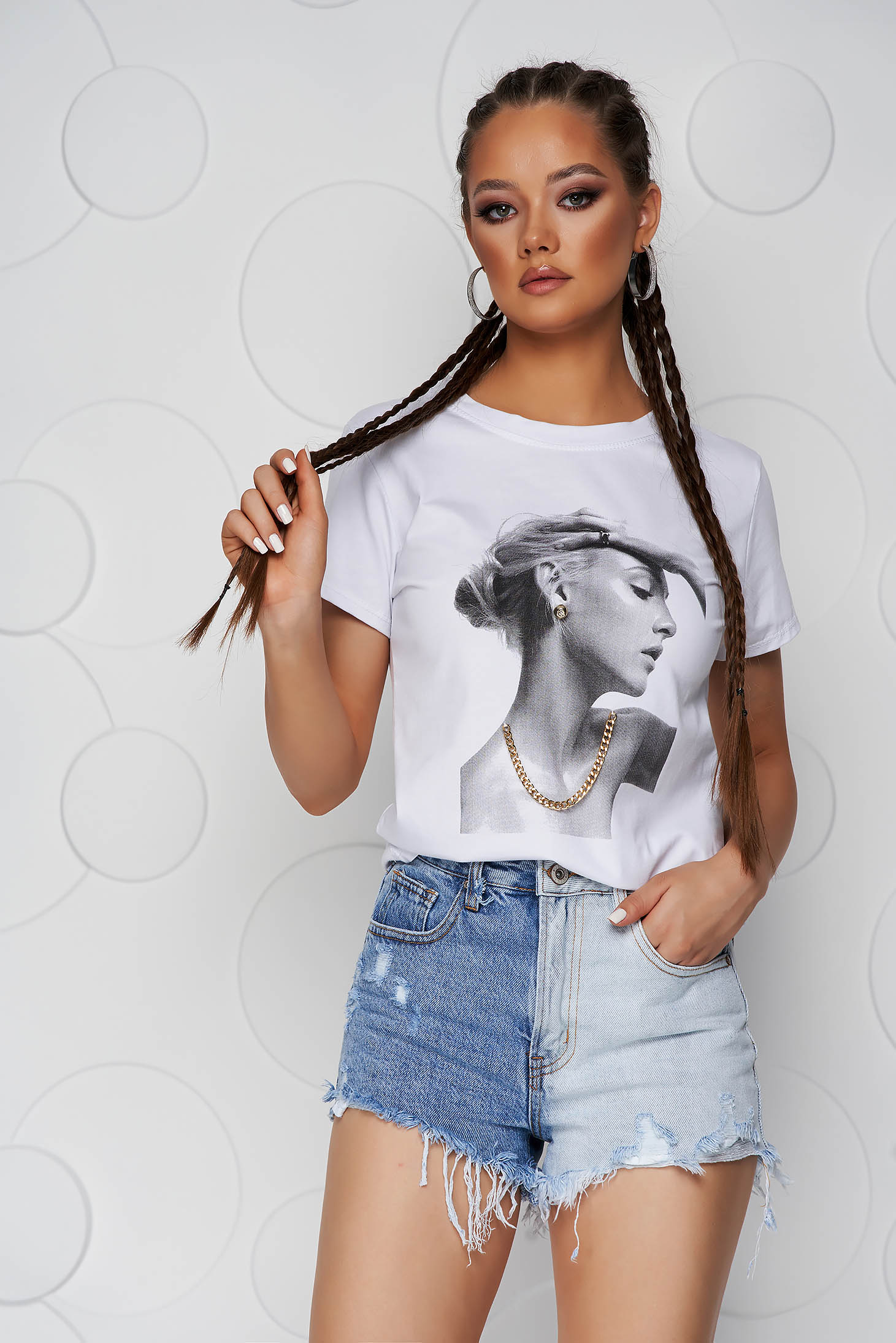 White t-shirt cotton loose fit with rounded cleavage accessorized with chain