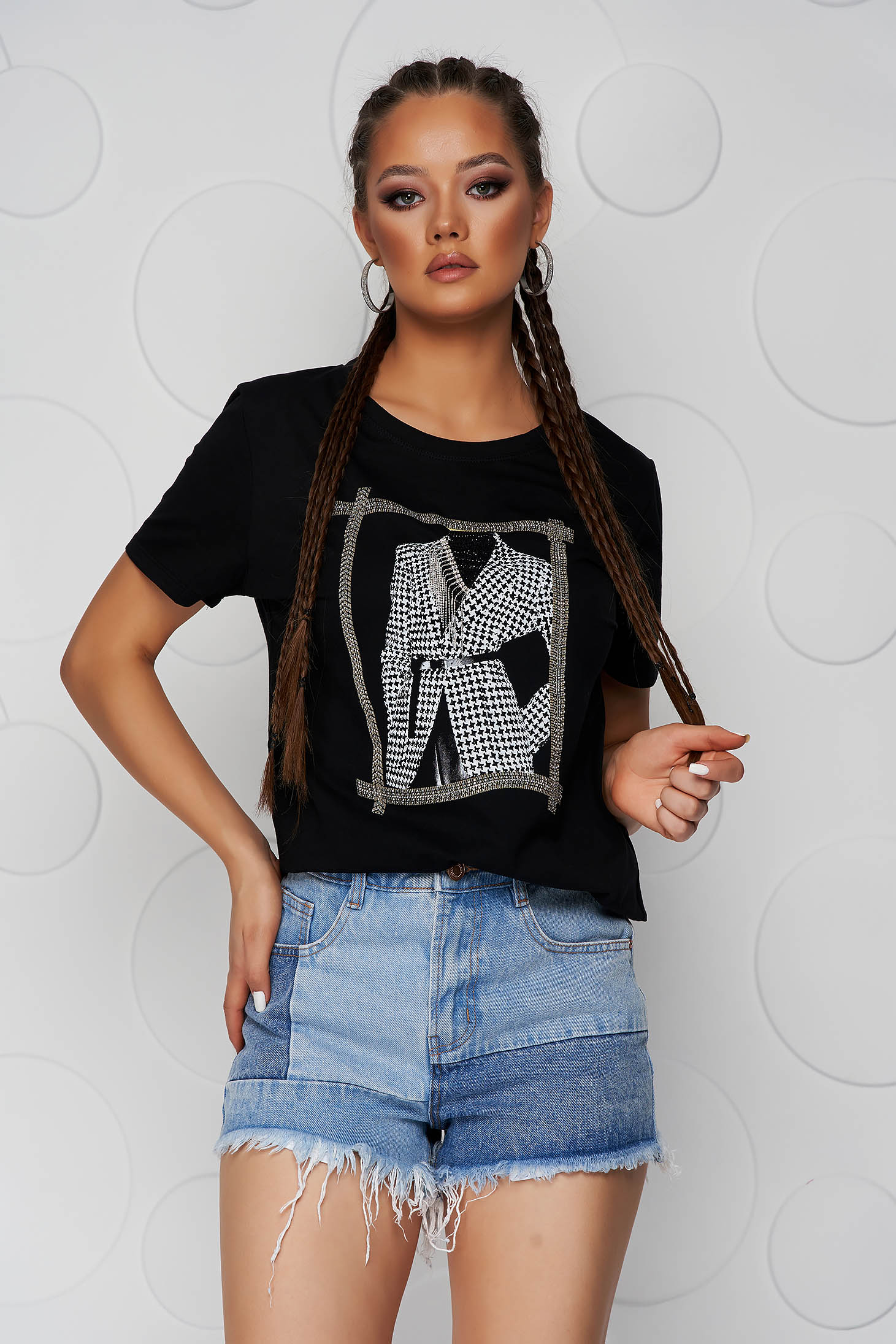 Black t-shirt cotton loose fit with rounded cleavage with graphic details