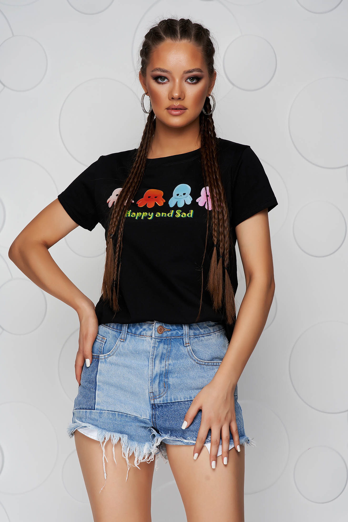 Black t-shirt loose fit cotton with rounded cleavage with graphic details