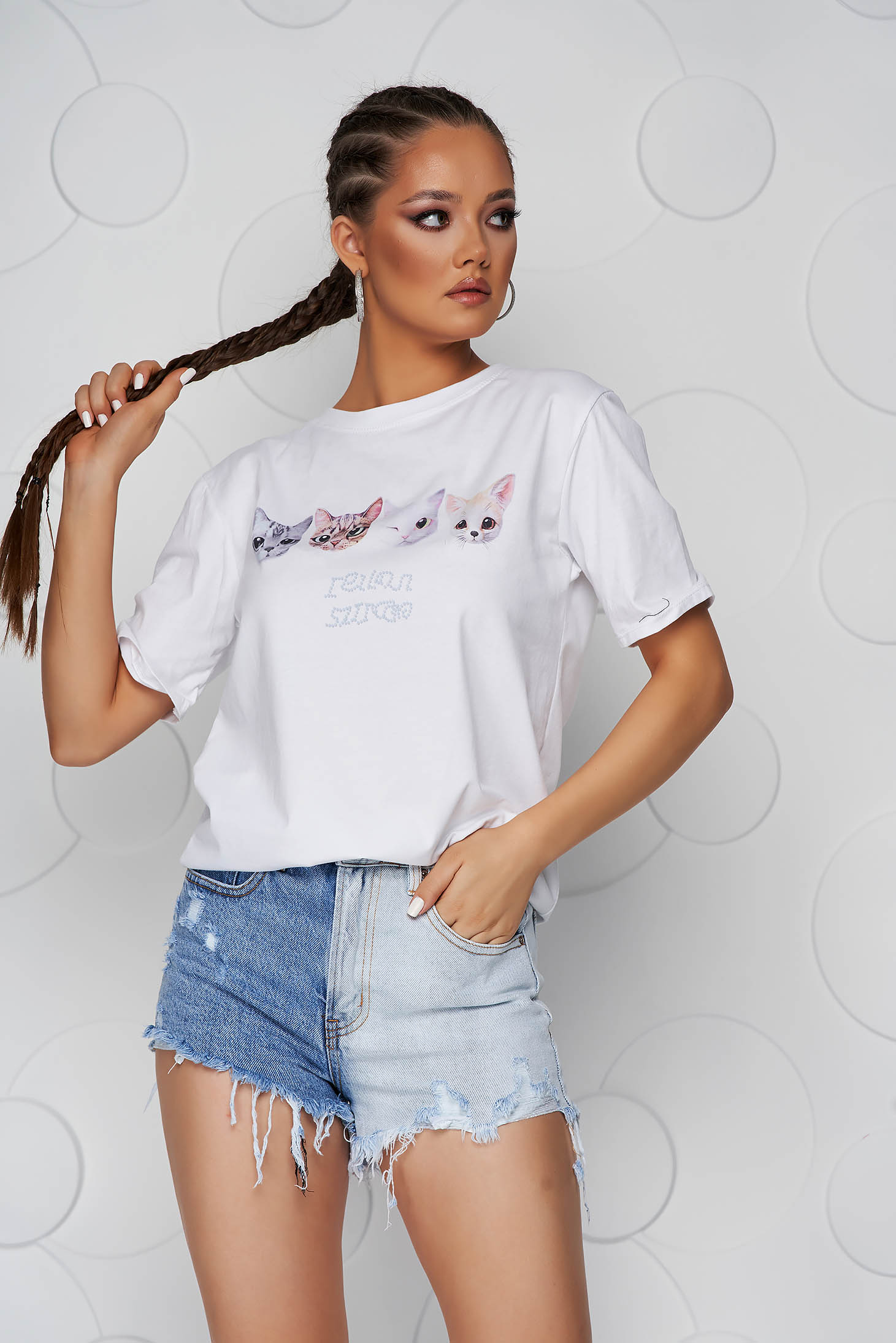 White t-shirt with rounded cleavage loose fit with graphic details