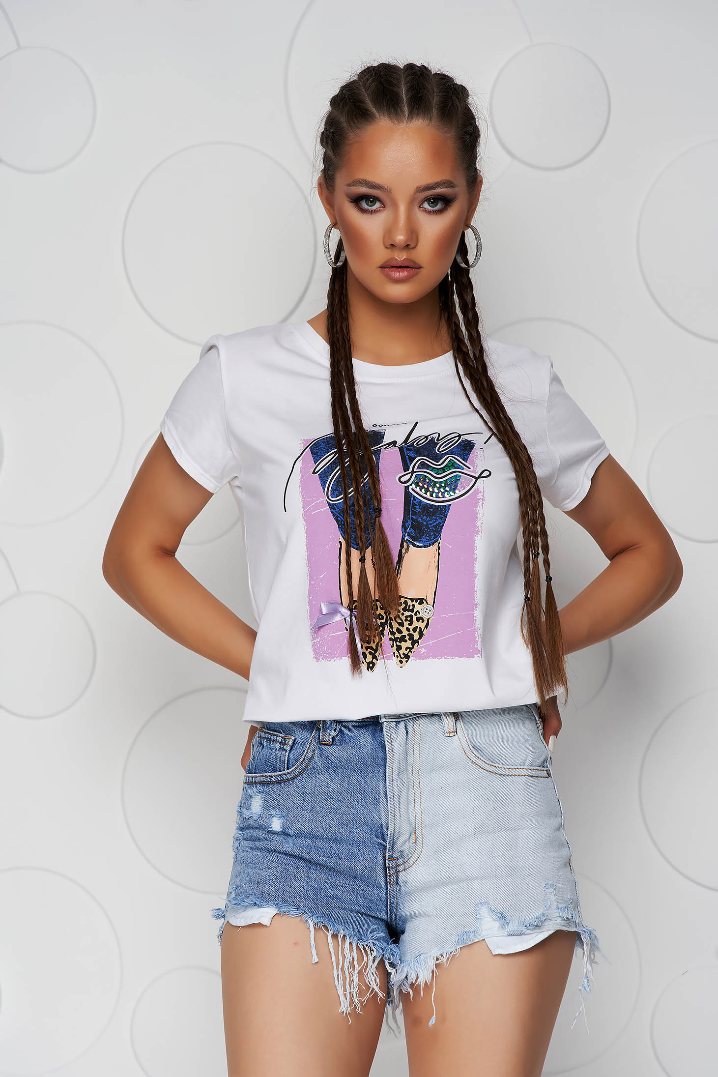 Lila t-shirt cotton loose fit with rounded cleavage with graphic details