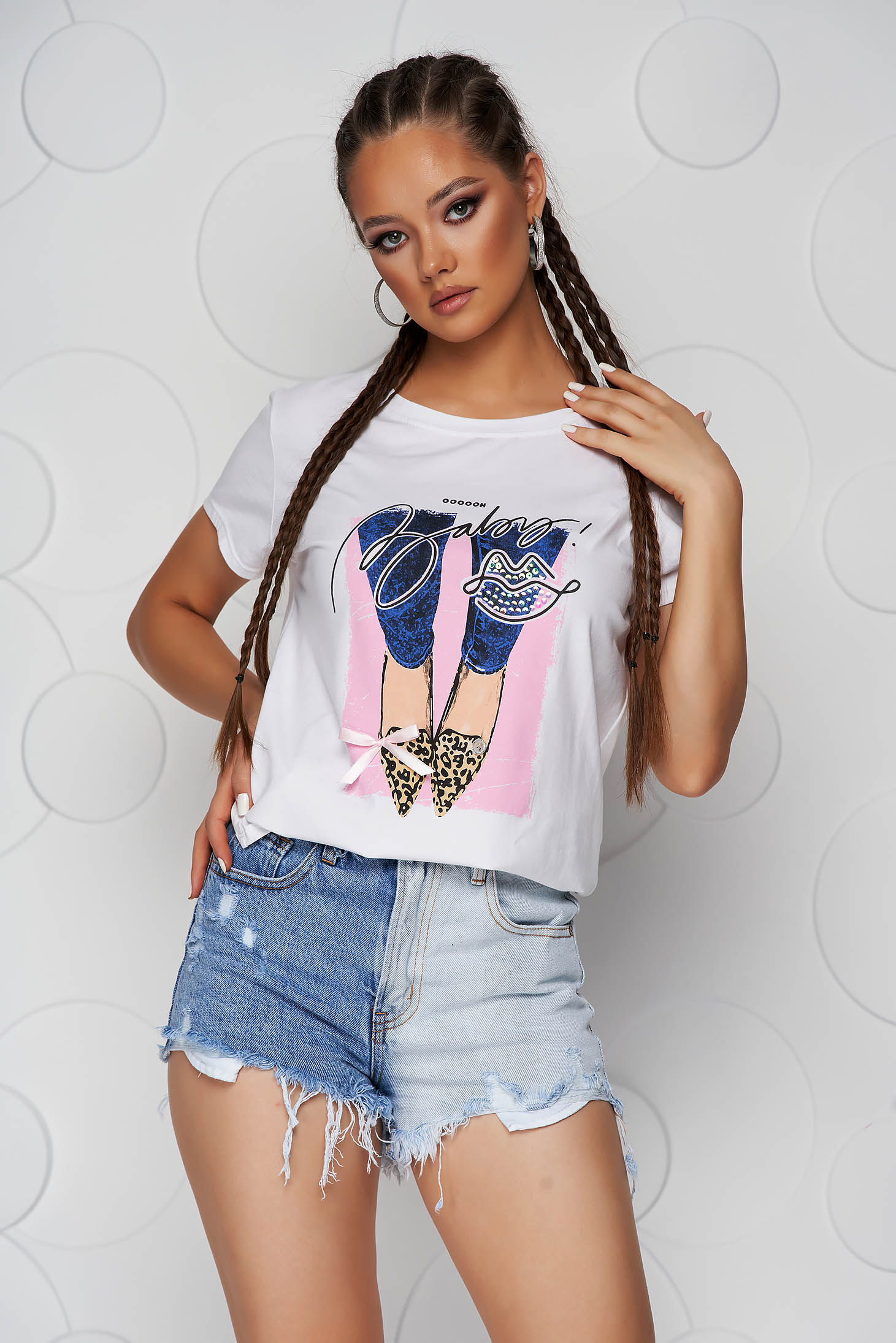 Pink t-shirt cotton loose fit with rounded cleavage with graphic details