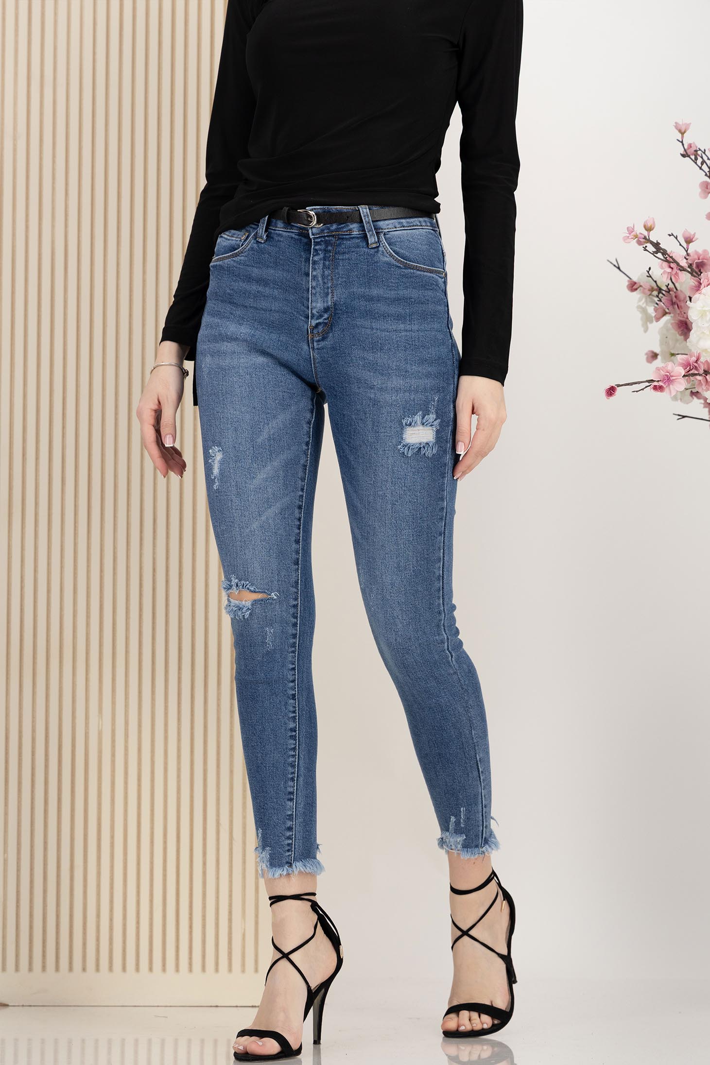 Kék skinny farmer kisebb hasításokkal az anyagban szintetikus bőr övvel 1 - StarShinerS.hu