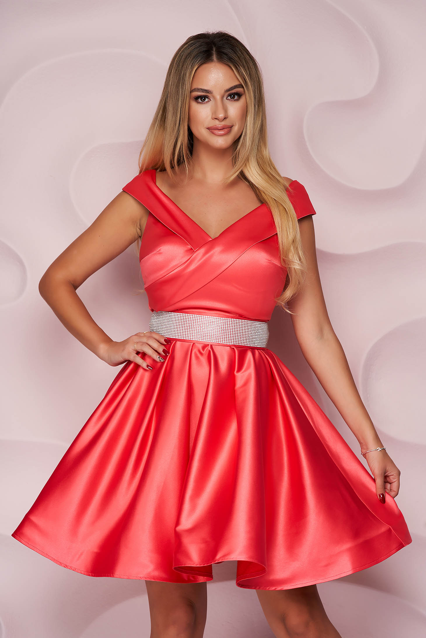 Coral dress from satin cloche occasional on the shoulders short cut