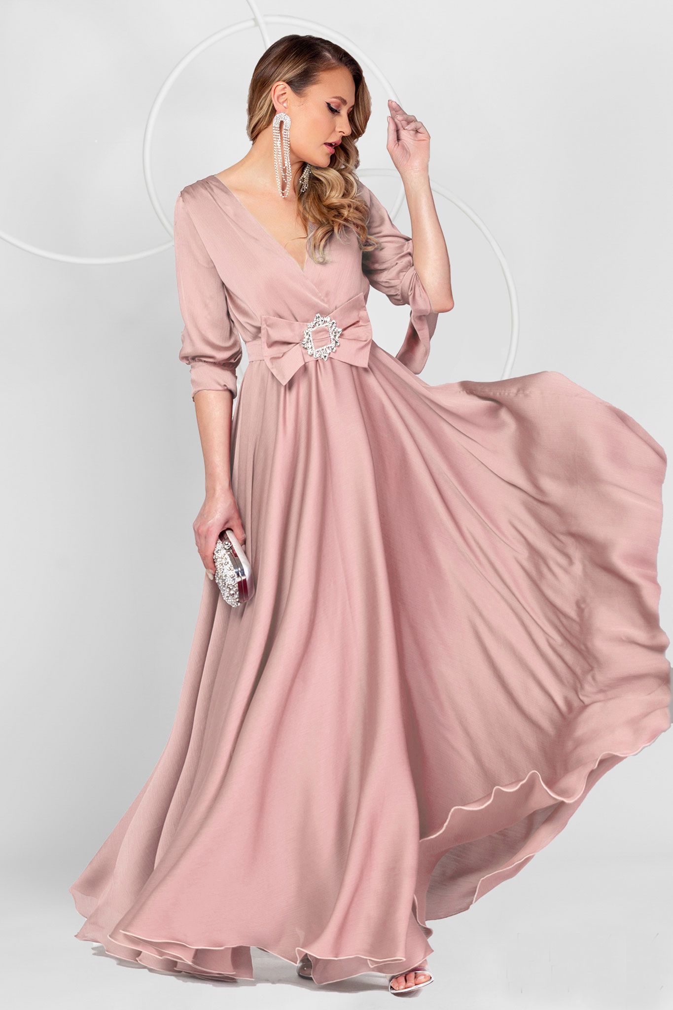 Rochie din voal roz deschis in clos cu elastic in talie cu decolteu petrecut - PrettyGirl