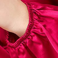 Málnapiros rövid fodros ruha szaténból keresztezett dekoltázzsal