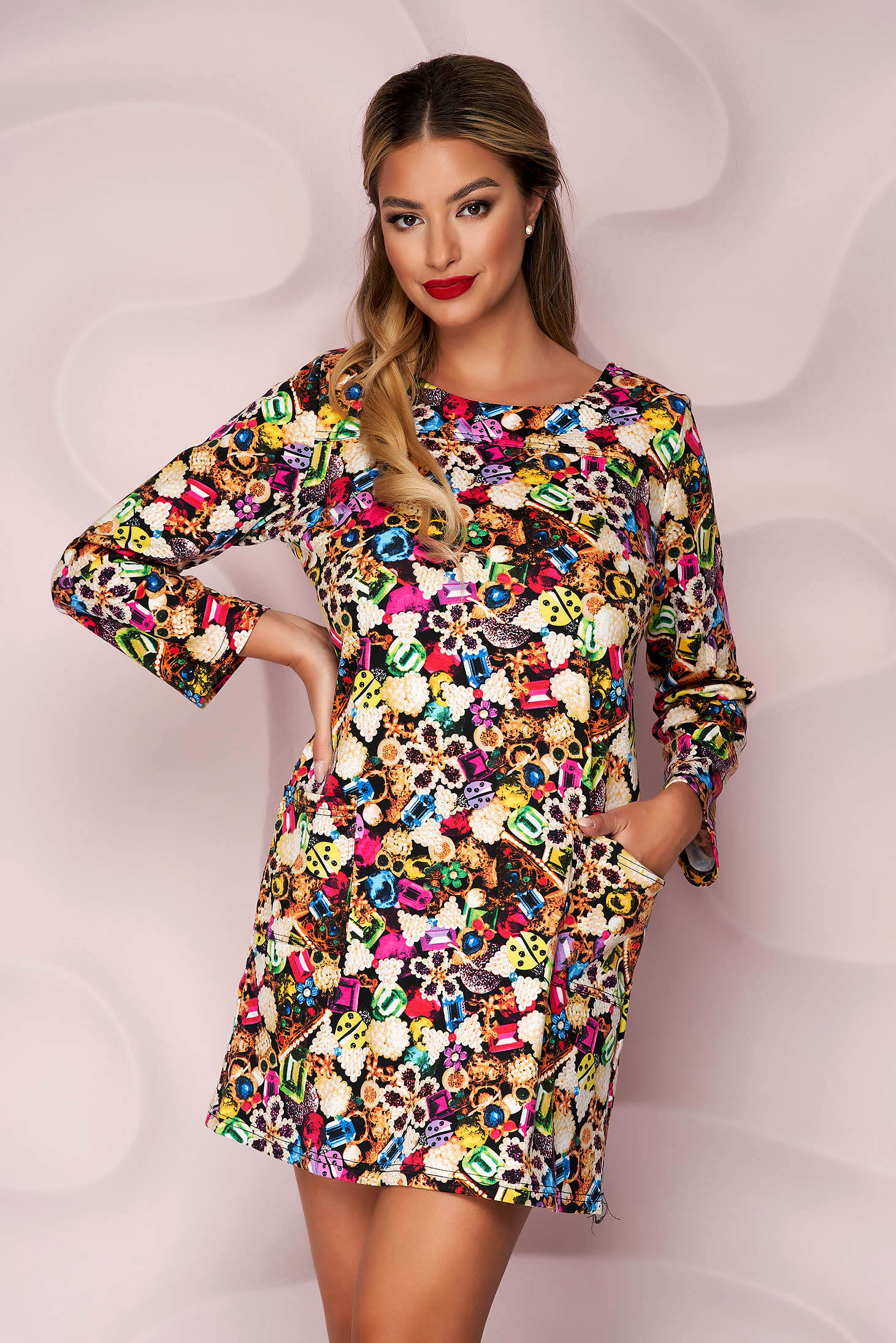 Rochie Lady Pandora tricotata scurta cu un croi drept cu buzunare si imprimeuri grafice glam