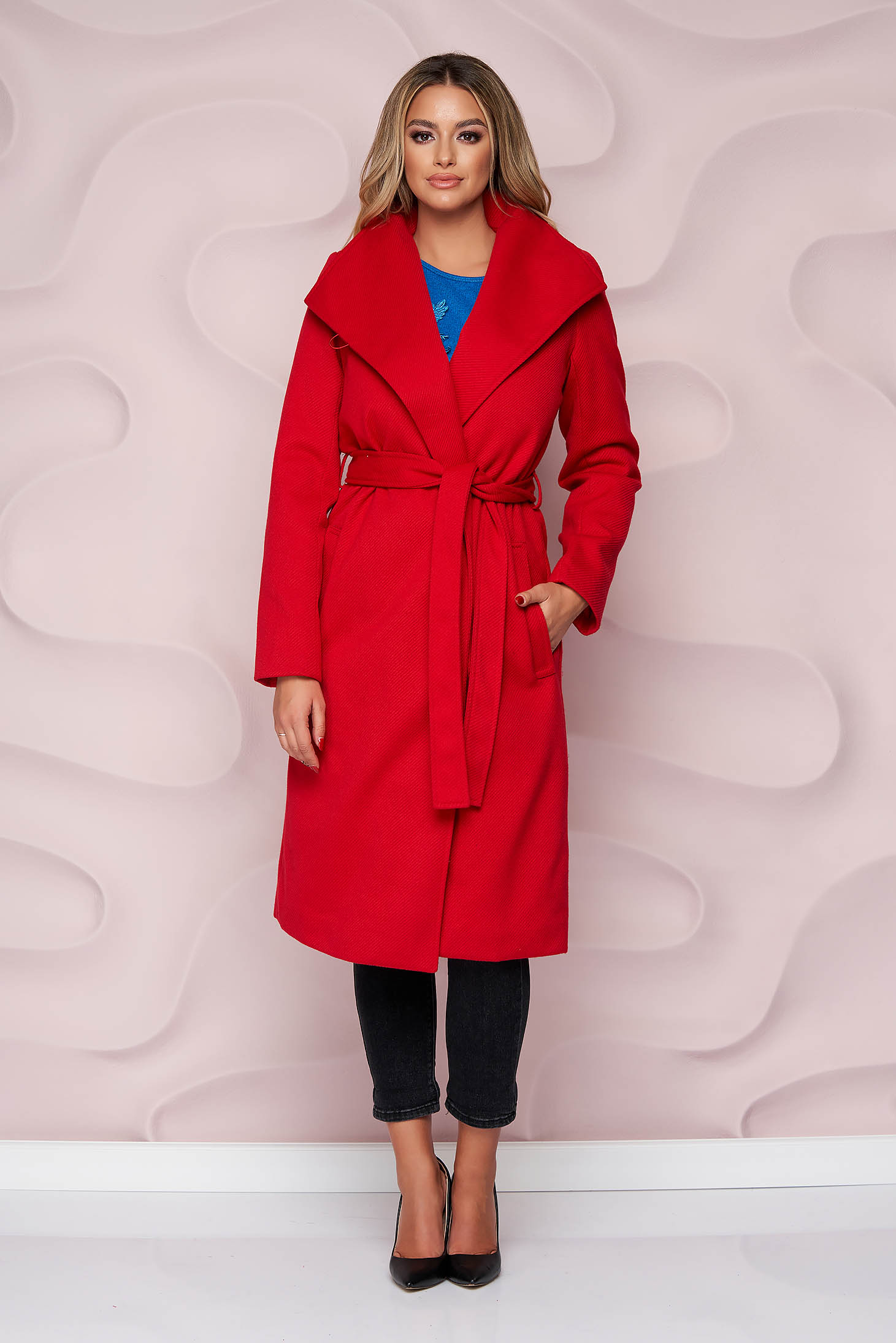 Piros egyenes szabású kabát vastag anyagból, eltávolítható övvel és bundabélessel ellátva