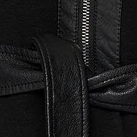 Fekete elegáns szűkített kabát vastag anyagból szőrme gallérral szintetikus bőr díszítéssel
