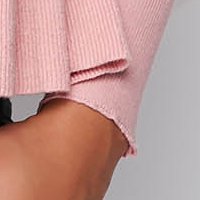 Bluza dama SunShine roz deschis office cu maneca lunga din material subtire tricotat accesorizata cu brosa si volanase la terminatie