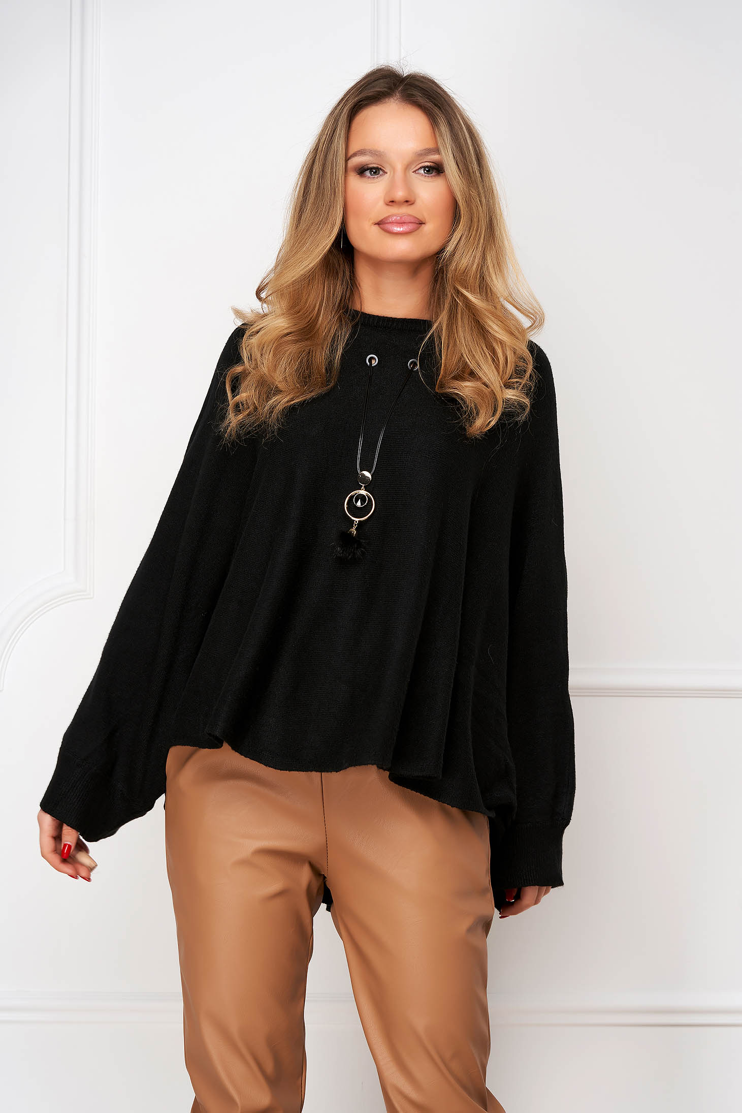 Black sweater loose fit knitted fabric accesorised with necklace