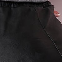 Hosszú fekete bő szabású szintetikus bőr nadrág rugalmas anyagból