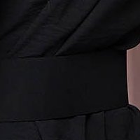 Rochie SunShine neagra asimetrica cu un croi drept din material neelastic cu aspect creponat si accesoriu tip curea
