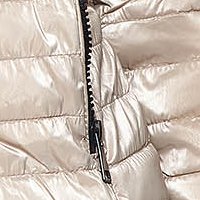 Rövid karcsusított szabású ezüstszínű dzseki steppelt fényes anyagból eltávolítható kapucnival