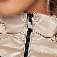 Rövid karcsusított szabású ezüstszínű dzseki steppelt fényes anyagból eltávolítható kapucnival