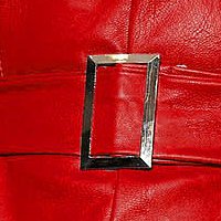 Piros rövid bő ujjú egyenes műbőr ruha öv típusú kiegészítővel