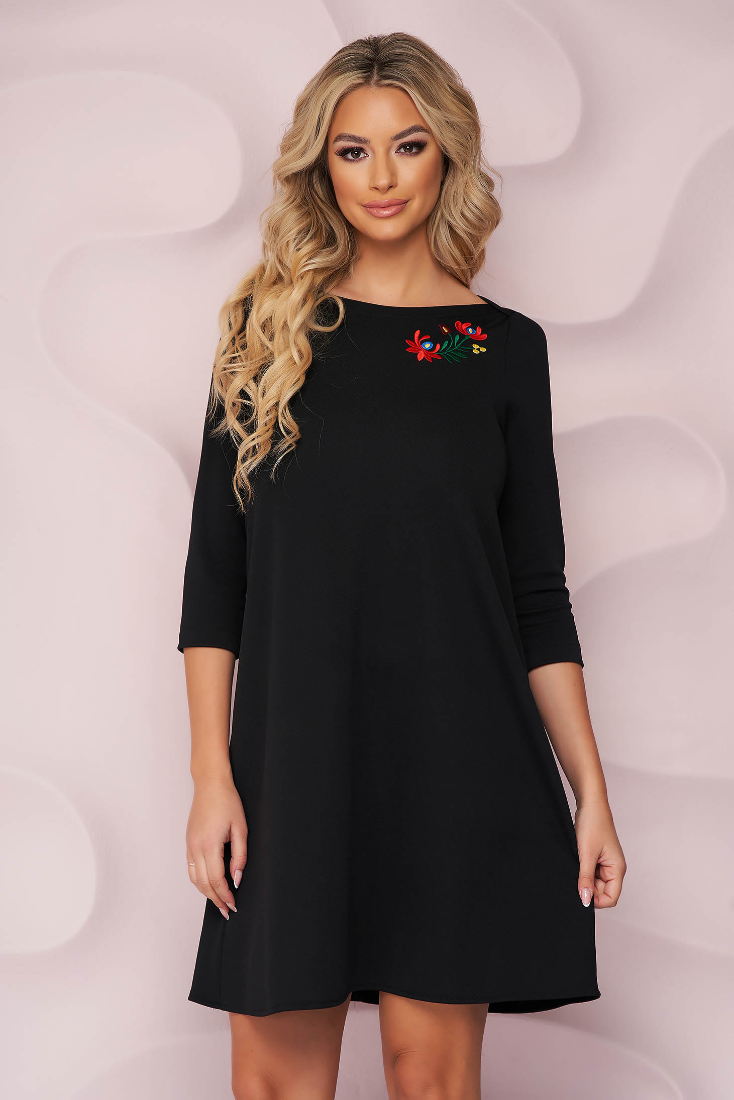 Rochie din crep scurta cu croi larg si broderie florala unica - StarShinerS