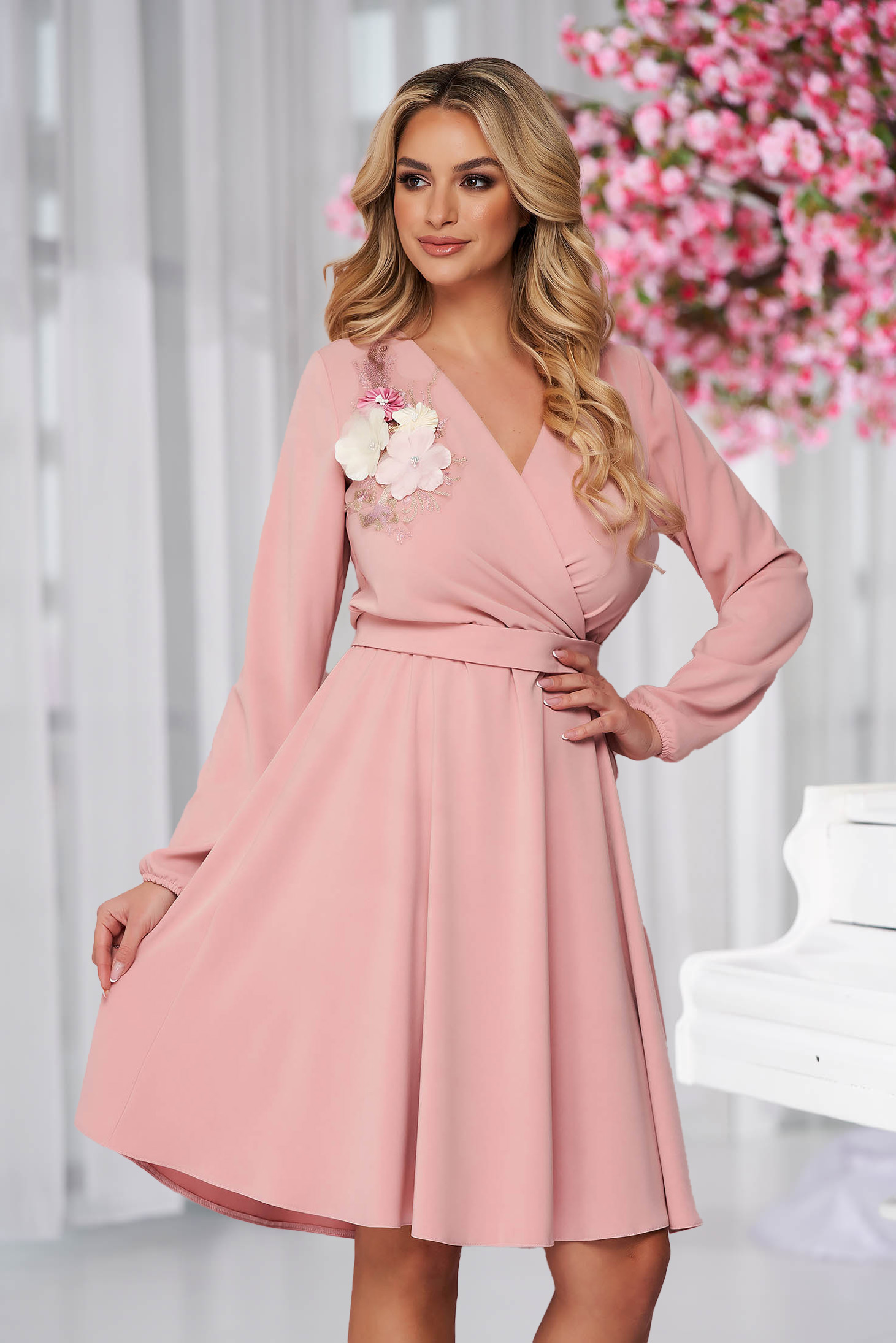 Púder rózsaszínű elegáns StarShinerS ruha harang alakú gumirozott derékrésszel 3d virágos díszítéssel 1 - StarShinerS.hu