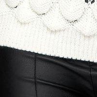 Pulover SunShine ivoire tricotat cu un croi drept cu aplicatii de dantela