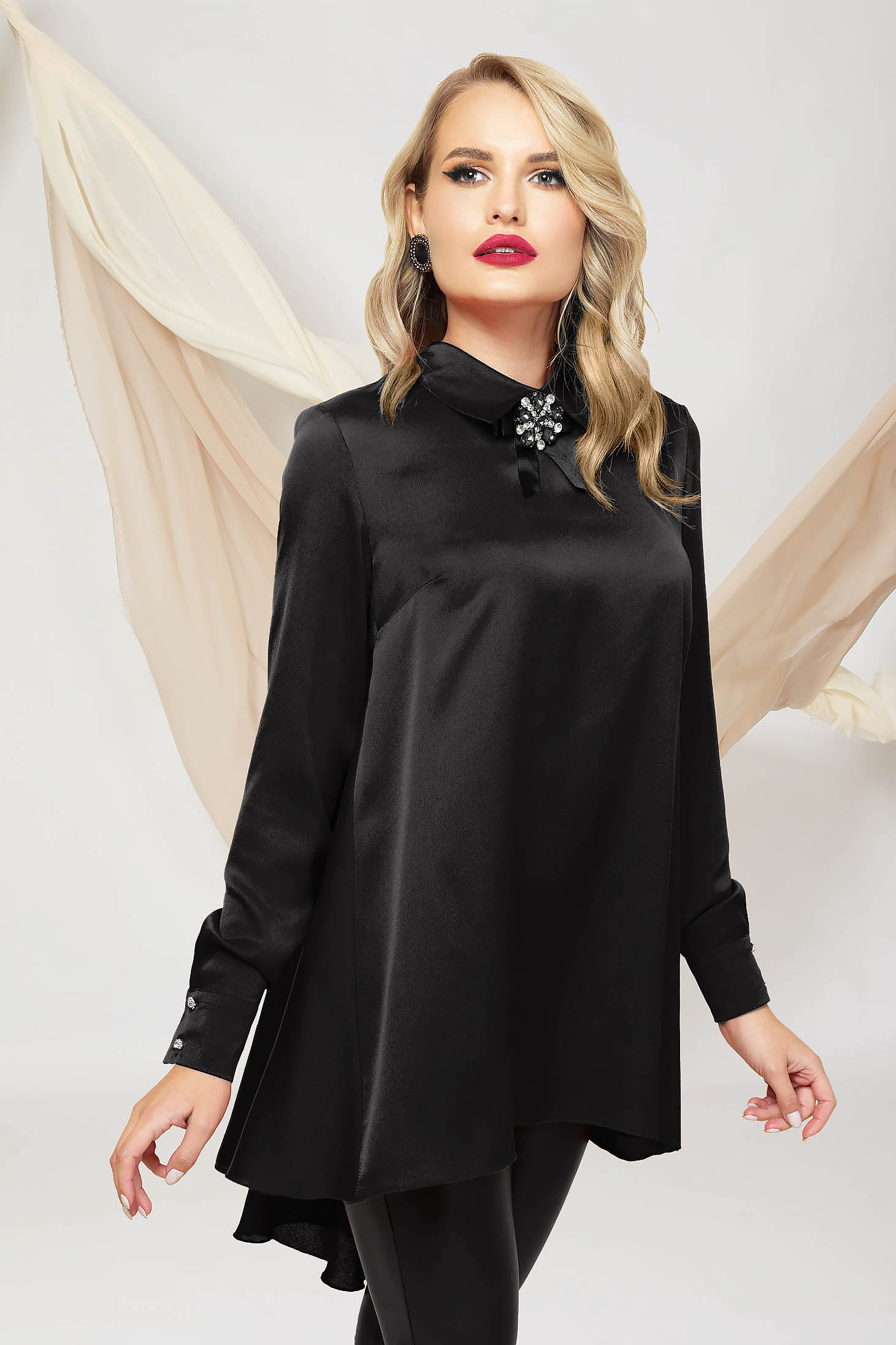 Bluza dama din satin neagra asimetrica cu croi larg accesorizata cu brosa - PrettyGirl