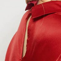 Piros aszimetrikus bő szabású női blúz szaténból bross kiegészítővel