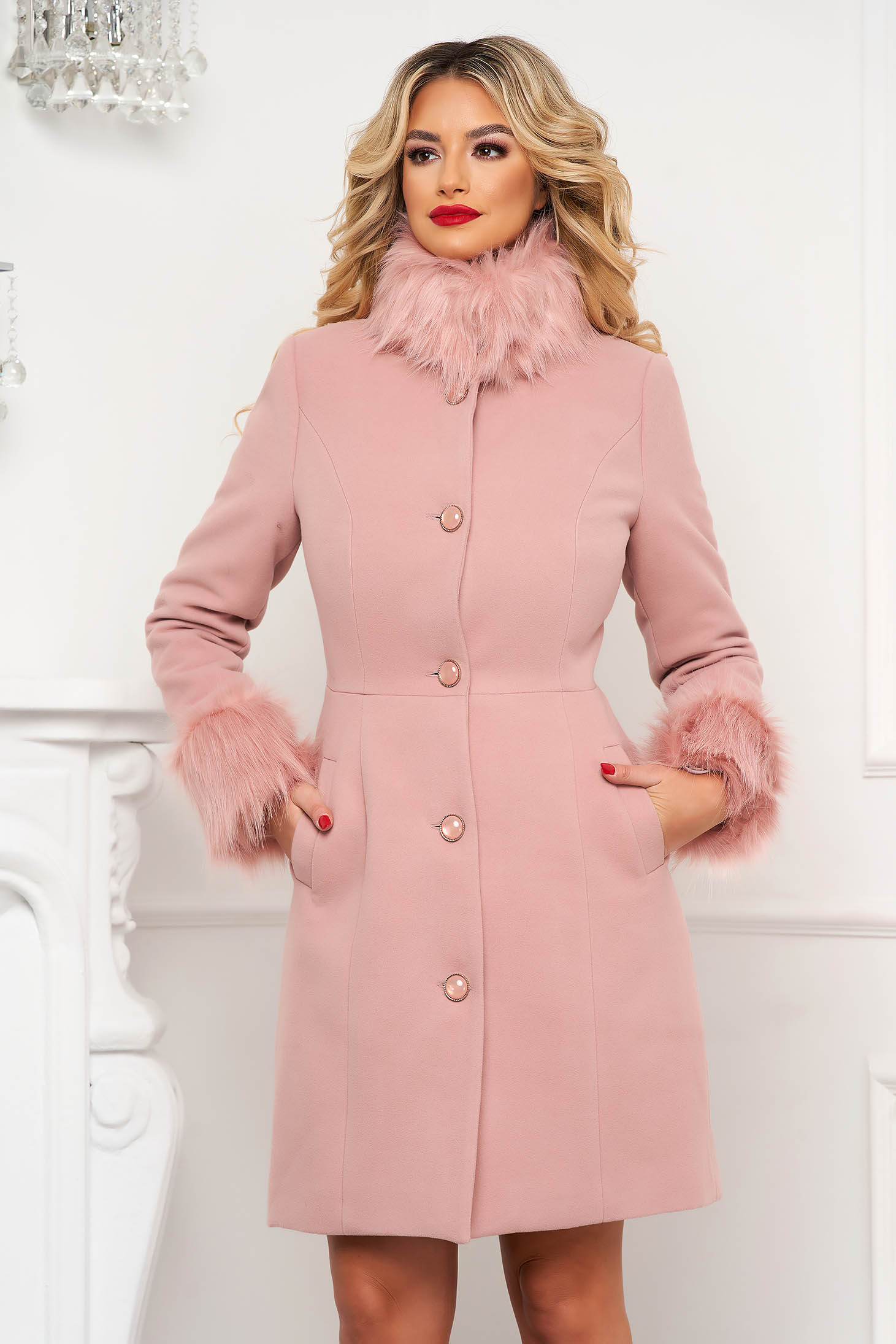 Palton Artista roz prafuit cambrat elegant cu guler si mansete cu blana