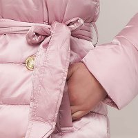 Világos rózsaszínű hosszú szűkített vízlepergető dzseki műszőrme díszítéssel és levehető ujjakkal