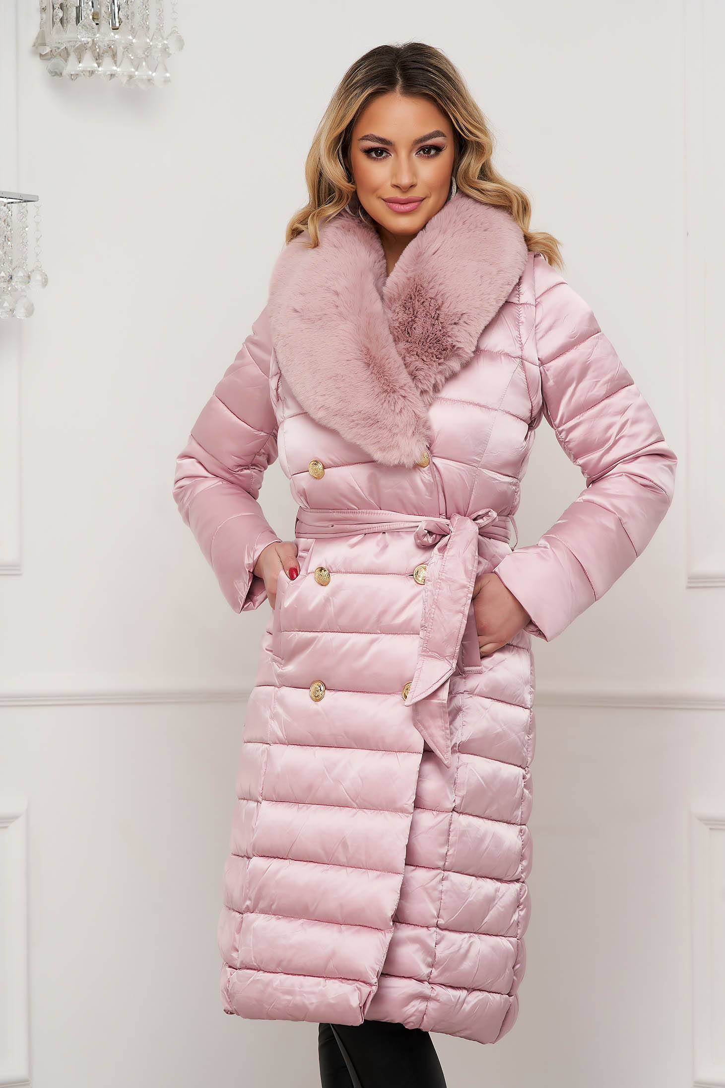 Világos rózsaszínű hosszú szűkített vízlepergető dzseki műszőrme díszítéssel és levehető ujjakkal 1 - StarShinerS.hu