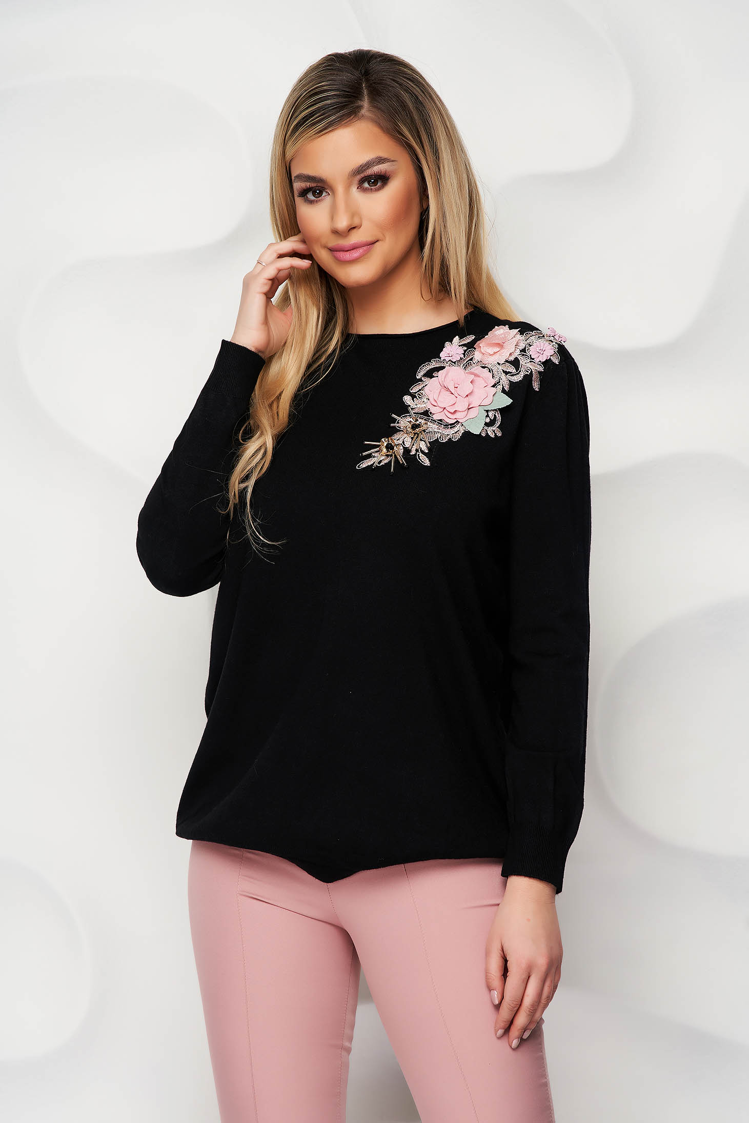 Black sweater knitted loose fit with raised flowers