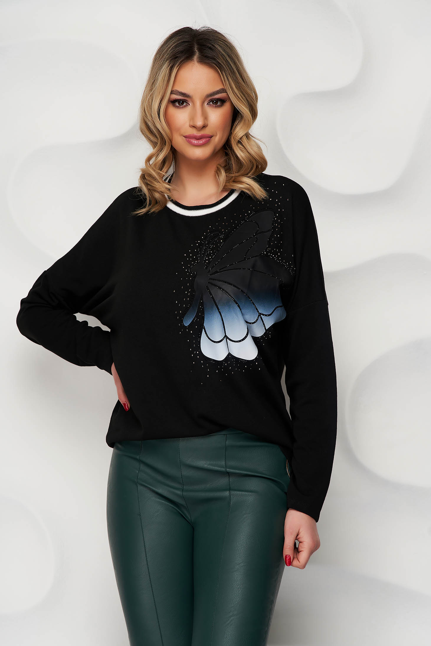 Bluza dama neagra tricotata cu croi larg cu aplicatii din piele ecologica si pietre strass