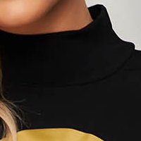 Fekete - StarShinerS női blúz magas nyakú oldalt felsliccelt írásos mintával lycra