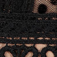 Elegáns fekete harang ruha tüllből bársony panelekkel és hímzett betétekkel