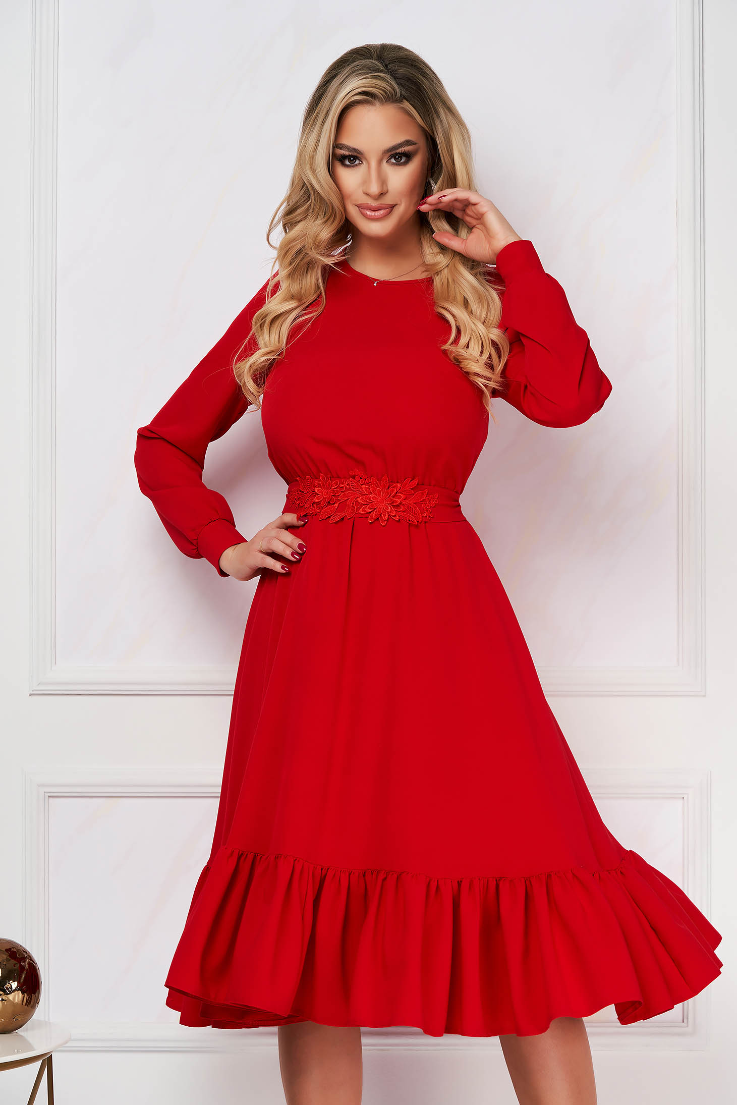 Piros midi elegáns StarShinerS harang alakú krepp ruha, övvel és 3d virágos díszítéssel ellátva, gumirozott derékrésszel
