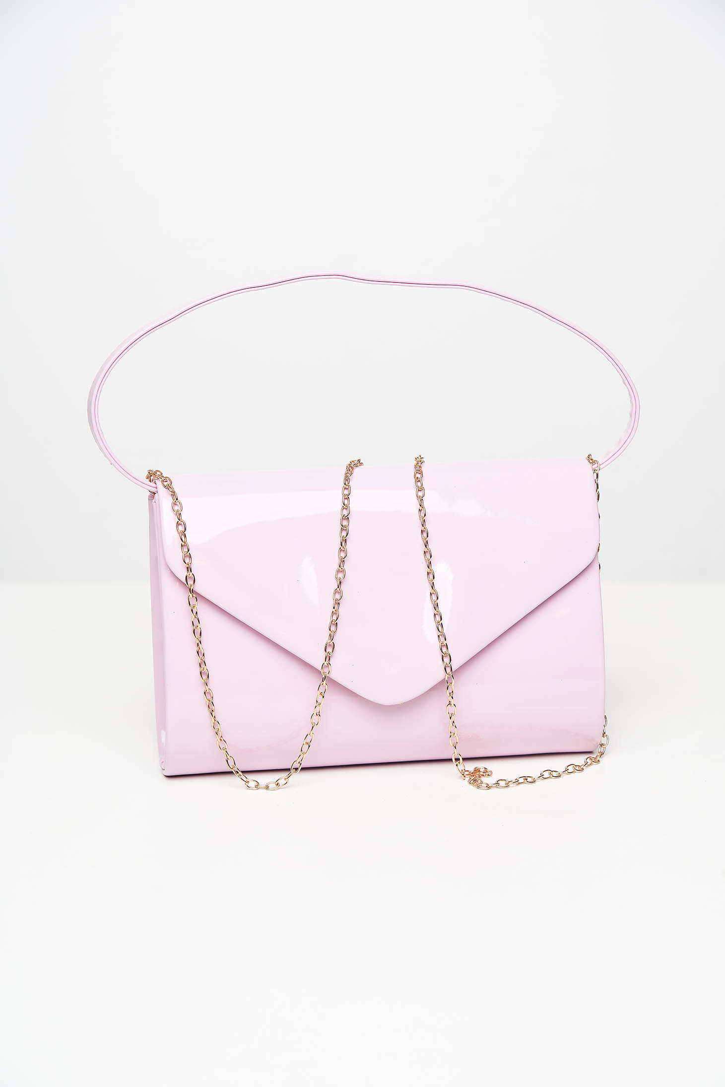 Világos rózsaszínű alkalmi boríték táska lakkozott műbőrből