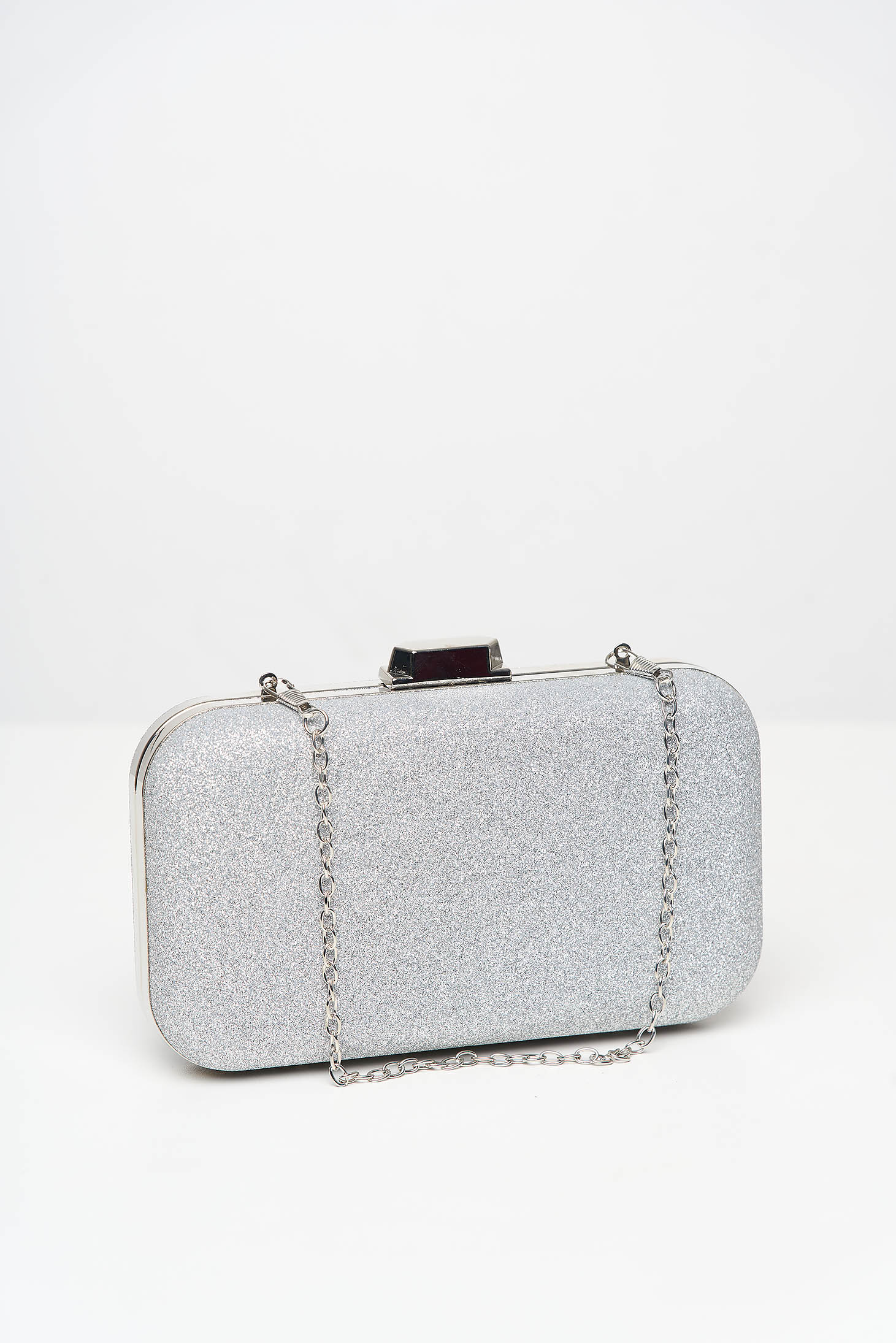 Ezüstszínű alkalmi táska fém lánccal ellátva, csillogó díszítésekkel és eltávolítható vékony láncal