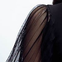 Fekete aszimetrikus alkalmi ceruza rojtokkal díszített krepp ruha