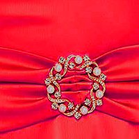 Elegáns ruha StarShinerS piros midi harang szaténból övvel ellátva